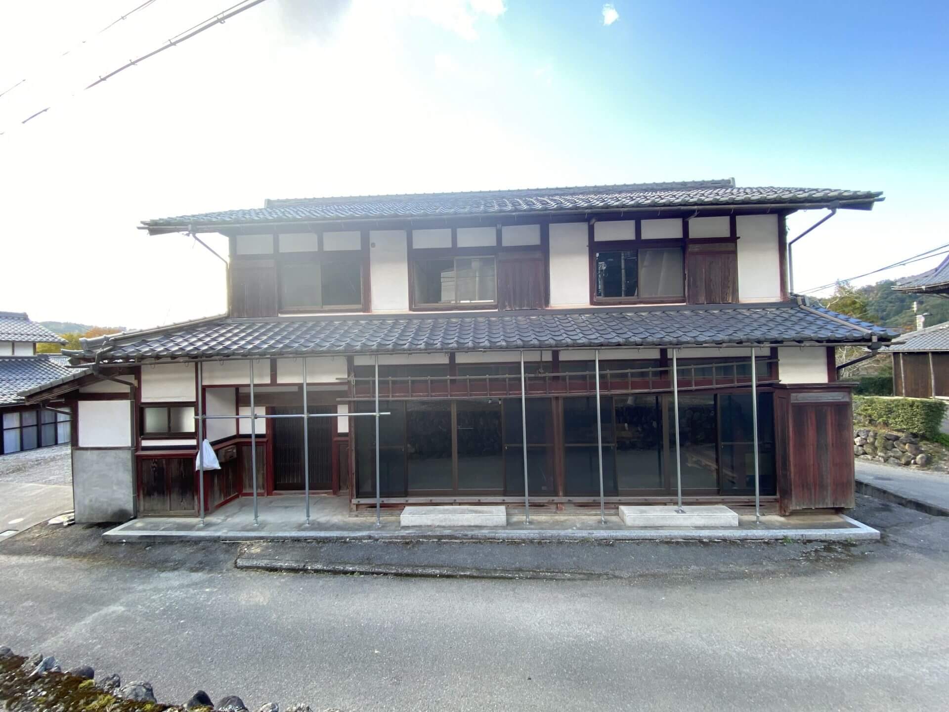 昔ながらの日本家屋　朱色の柱が印象的
前オーナー様が定期的に風通しなどしていて頂いたおかげで
状態よく譲って頂けました。